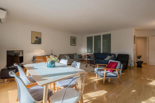 un salon avec une table et des chaises dans l'établissement Nice apartment near the Matisse Museum in Nice, à Nice