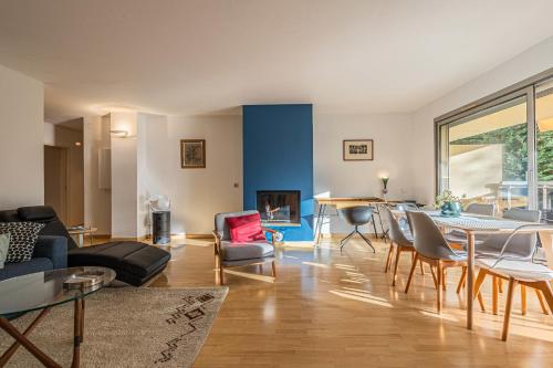 un salon avec un canapé et une table dans l'établissement Nice apartment near the Matisse Museum in Nice, à Nice
