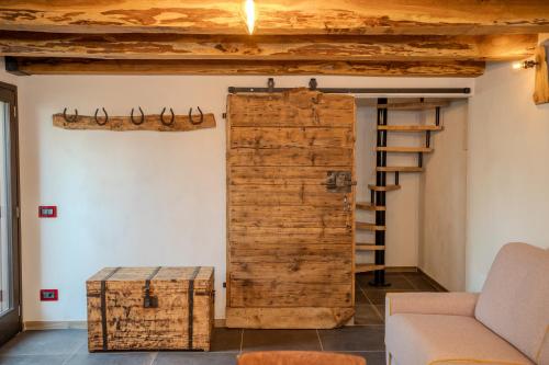 a room with a wooden door and a ladder at Il Capriccio del Papa in Genga