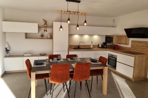 Kuchyň nebo kuchyňský kout v ubytování Beautiful T4 in new residence overhanging Briançon