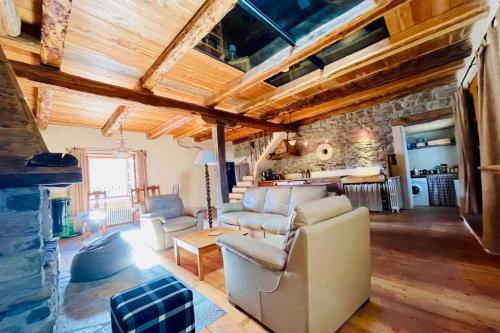 un salon avec un canapé et une table dans l'établissement Nice 5-rooms duplex in La Salle-les-Alpes, à La Salle Les Alpes