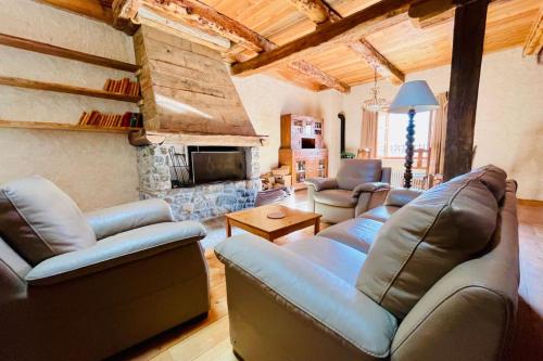 Elle comprend un salon doté d'un mobilier en cuir et d'une cheminée. dans l'établissement Nice 5-rooms duplex in La Salle-les-Alpes, à La Salle Les Alpes