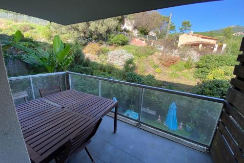 Balkoni atau teres di Beautiful T2 with swimming pool - near park