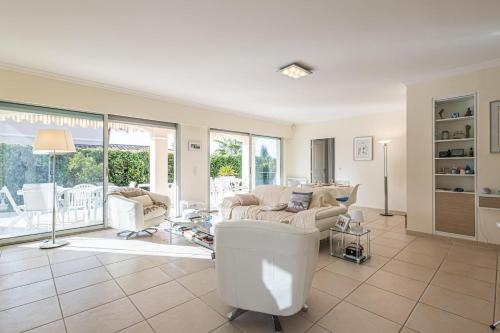 un salon avec un canapé et une table dans l'établissement Lovely house with private pool in Cagnes-sur-Mer, à Cagnes-sur-Mer