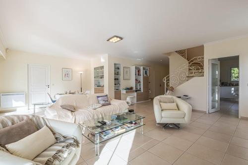 un salon avec deux canapés et une table dans l'établissement Lovely house with private pool in Cagnes-sur-Mer, à Cagnes-sur-Mer