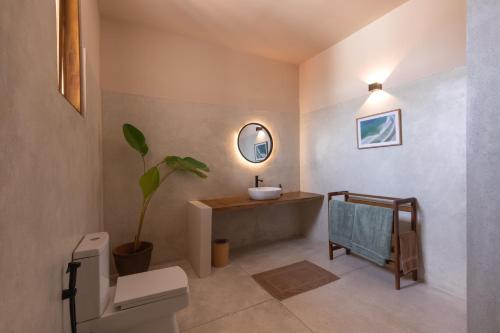 baño con lavabo, aseo y planta en Soul Temple of Surfing, en Ahangama