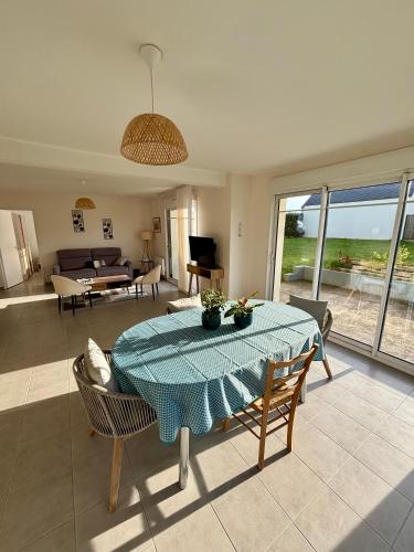 un salon avec une table et un canapé dans l'établissement Maison Colette - Proche plage, à Saint-Malo
