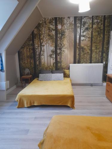 - une chambre avec 2 lits dans une pièce arborée dans l'établissement Chez Sally et Mario, à Arnage