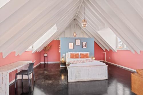 Postel nebo postele na pokoji v ubytování BOHO Bohemian Boutique Hotel