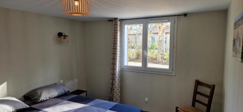 une chambre avec un lit et une fenêtre dans l'établissement Camargu'Alpilles, à Mollégès