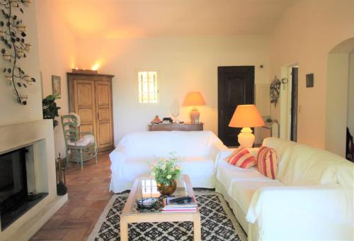 un salon avec deux lits et un canapé dans l'établissement Villa Sanderling - A 3 km de St-Tropez - Villa climatisée avec piscine privée, à Saint-Tropez