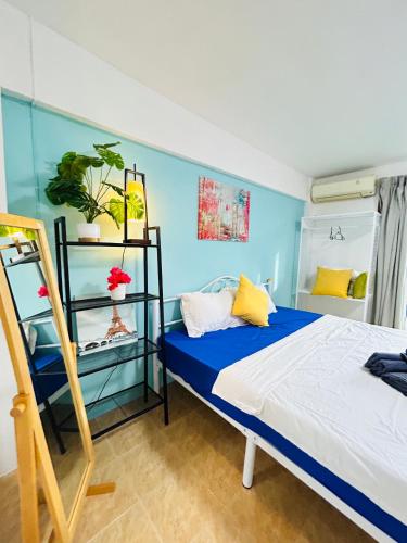 a room with a bed and a shelf at DS Self service Apartment 02 in Phuket