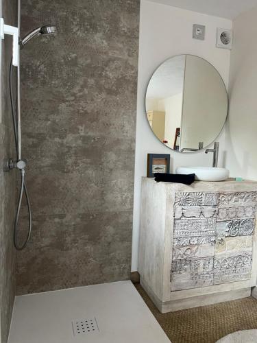 une salle de bain avec un lavabo et un miroir dans l'établissement Charmante Maison avec Piscine Commune - Résidence Les Logis du Boucharel, Confort et Détente, aux Issambres