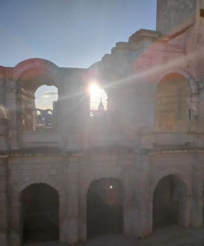 Un bâtiment où la fumée sort dans l'établissement Maison Cosy Au Plaisir, à Arles