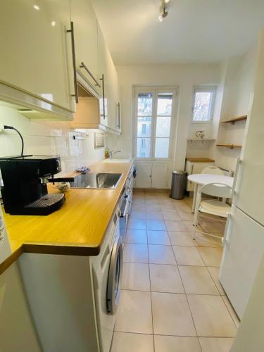 une cuisine avec un évier et un comptoir dans l'établissement Motte Picquet théâtre Paris, à Paris