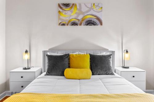 Ένα ή περισσότερα κρεβάτια σε δωμάτιο στο Stylish Cozy 2-BR Detroit