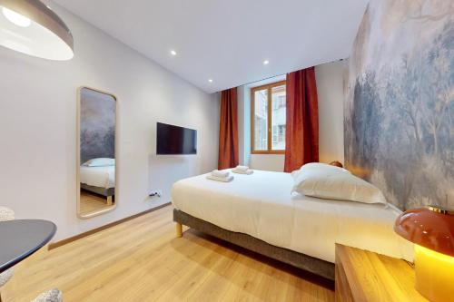- une chambre avec un lit et une grande peinture murale dans l'établissement Studio Moderne en plein coeur de la Vieille Ville d'Annecy, à Annecy