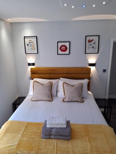 ein Schlafzimmer mit einem großen weißen Bett mit zwei Kissen in der Unterkunft Casa De Niveles Near Beach Local Comfort in Weymouth