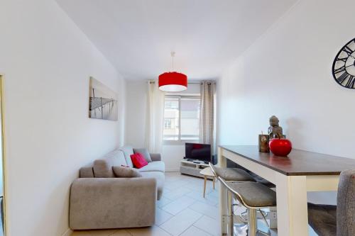un salon avec une table et un canapé dans l'établissement Président Favre - Nice apartment for 4 people, à Annecy
