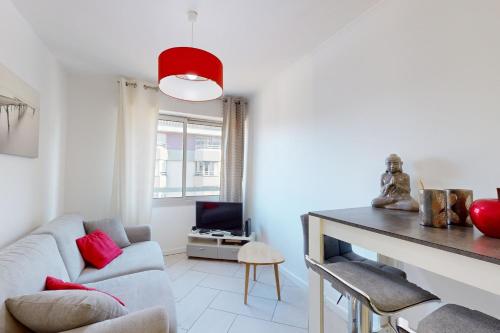 un salon avec un canapé et une télévision dans l'établissement Président Favre - Nice apartment for 4 people, à Annecy