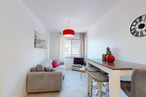 - un salon avec une table à manger et un canapé dans l'établissement Président Favre - Nice apartment for 4 people, à Annecy