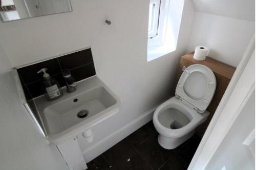 Bilik mandi di Luxurious home away from home