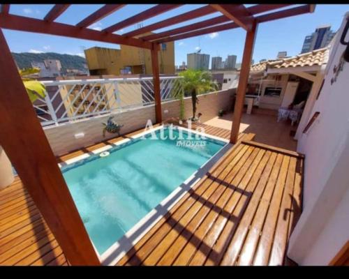 a swimming pool on the roof of a house at Suíte na Cobertura Enseada in Guarujá