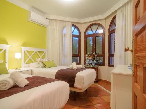 San Pedro 6 bedroom villa, heated pool, BBQ, WiFi