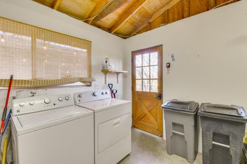 Η κουζίνα ή μικρή κουζίνα στο Deck and Fire Pit Pine Mountain Lake Getaway!