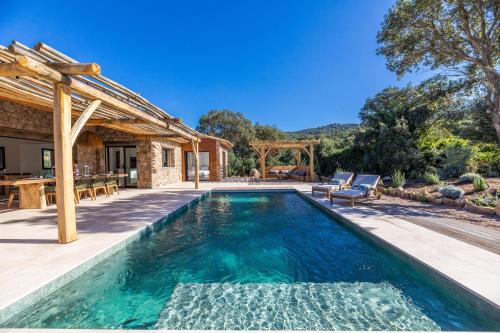 une image d'une piscine dans une maison dans l'établissement Bergerie luxe moderne LOU TERRA, à Figari