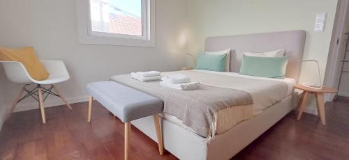 une chambre avec un grand lit blanc avec des oreillers bleus dans l'établissement Typical Quarter Nest, à Porto