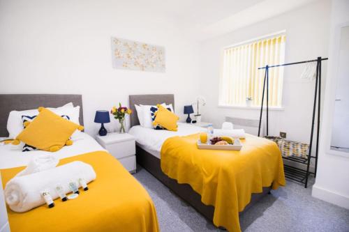 Postel nebo postele na pokoji v ubytování 6 CB - Spacious 2 Bedroom Apartment, Sleeps 3, Parking, Wifi