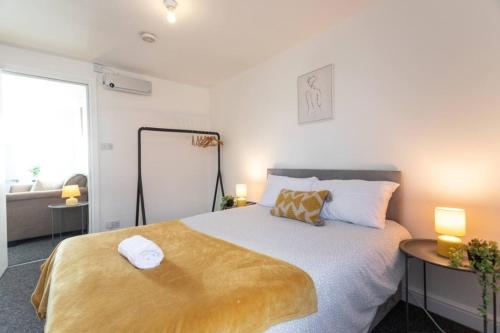Postel nebo postele na pokoji v ubytování Flat 3 Sunnyside Contractor Long Stay by ShortStayUK