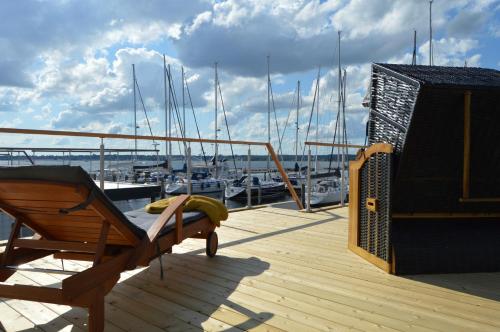 Photo de la galerie de l'établissement Hausboot Hecht mit Dachterrasse in Marina Minde, Dänemark, à Egernsund