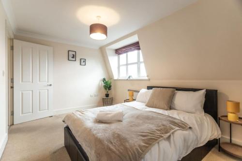 sypialnia z dużym łóżkiem i oknem w obiekcie 12 Bradford Old Town Swindon, 2 Bedroom, Sleeps 5, Free Secure Parking, Wifi, Long Stay Disc w mieście Swindon