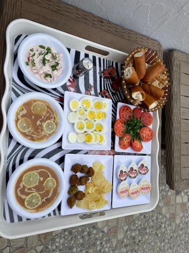 una bandeja de alimentos con diferentes tipos de alimentos en Pyramids International INN, en El Cairo