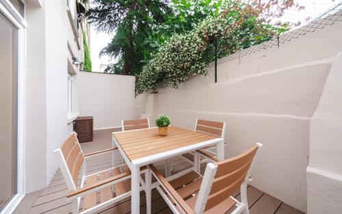 Apartment center of Paris with terrace by Studio Prestige