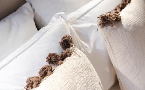 un lit blanc avec une bande de plantes dessus dans l'établissement Apartment center of Paris with terrace by Studio Prestige, à Paris