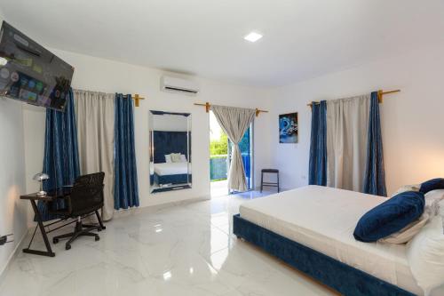 Crown lll with Pool -3 Bedrooms close to Everything