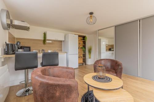 un salon avec deux chaises et une table dans l'établissement Charmant appartement proche centre ville, à Metz