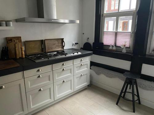 a kitchen with a stove and a counter top at Ferienhaus WeserAusZeit in Bodenwerder