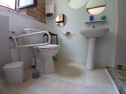une salle de bain avec toilettes et lavabo dans l'établissement Gîte des Papillons, à Plavilla