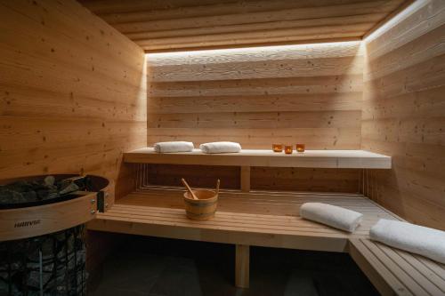 - un sauna avec 2 lavabos et 2 serviettes dans l'établissement Chalet La Cachette - OVO Network, à Châtel