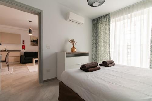 Postel nebo postele na pokoji v ubytování Comfort Retreat- short walk to city attractions