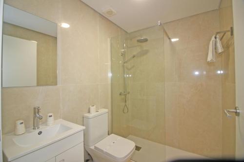 ein Badezimmer mit Dusche, Toilette und Waschbecken in der Unterkunft Casa da Foz by Gerês Casas in Ventosa