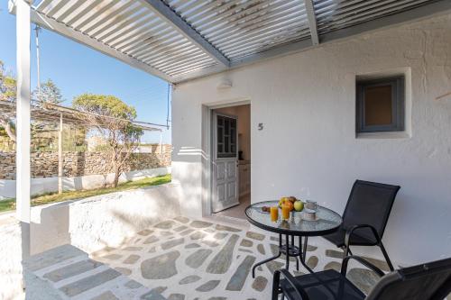 NAXOS BEACHWALK Studio