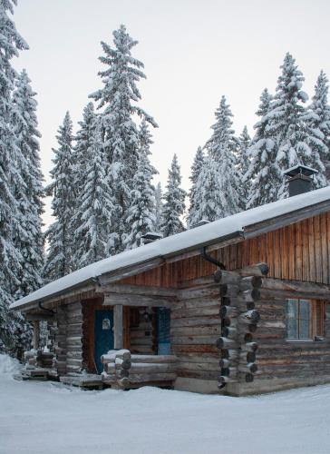 a log cabin with snow on top of it at Vuokatinportintie in Vuokatti