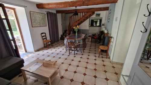 - une vue aérienne sur un salon avec une table et des chaises dans l'établissement la maison d'à coté, à LʼEstréchure