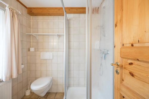 a bathroom with a toilet and a shower at Direkt am Deich - Ferienwohnung Föhr im Gästehaus Am Badedeich in Dagebüll