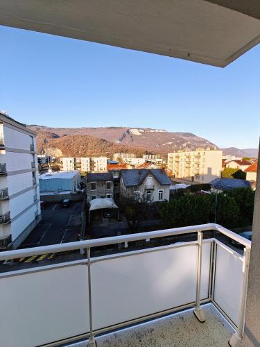 un balcon avec vue sur une ville dans l'établissement Spacieux T4 vue sur les Alpes, à Seyssinet-Pariset